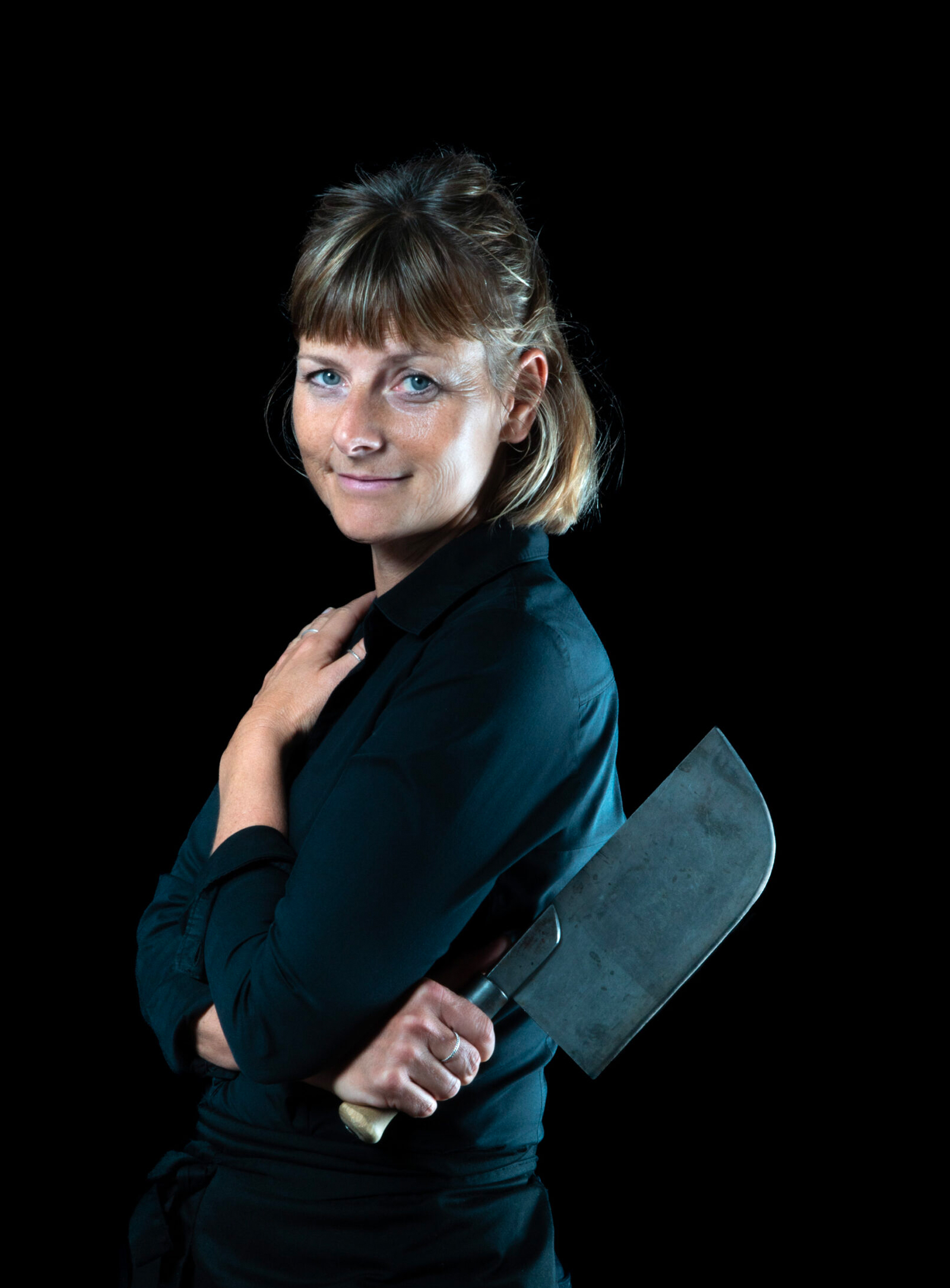 Eveline Gurtner Portrait mit Küchenmesser