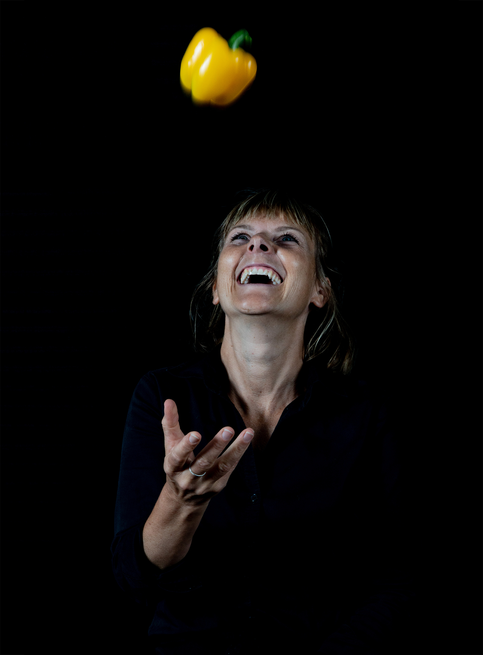 Eveline Gurtner Haussener Portrait mit fliegender gelber Peperoni